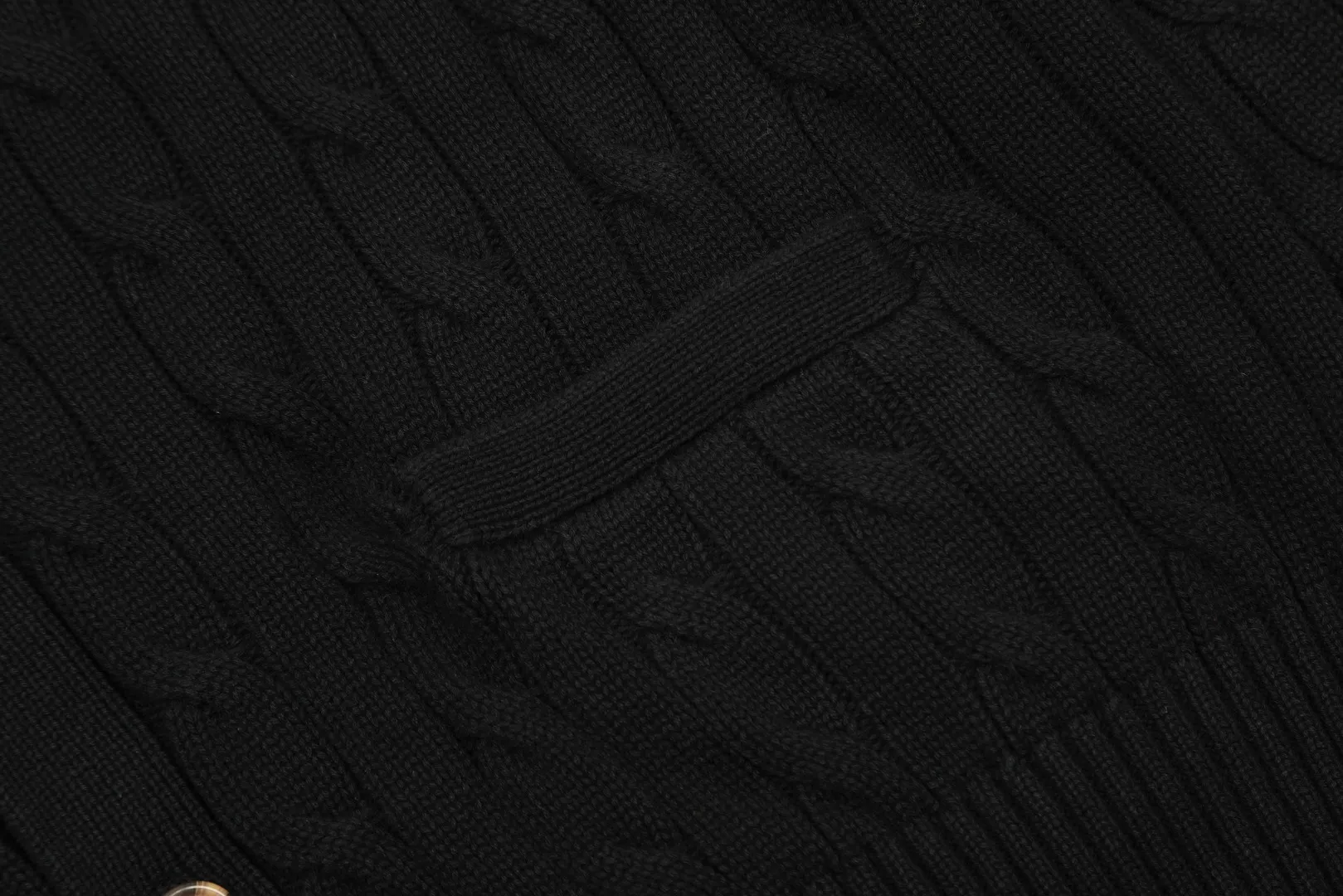 🅿️270 "Top quality" Style number: DS013# [Ralph Lauren V-neck solid color pony embroidered logo twist knitted cardigan] ✅Ralph Lauren classic basic versatile all-season couple knitted cardigan jacket ✅Main supplier platform live broadcast Wholesale entity Replacement if out of stock No removal from shelves ✅ZP quality 1:1 version Scan the code to enter the GF website Counter quality ✅Detailed quality The only one in Guangzhou Imported quality cotton yarn Focusing on high-end, cost-effective, good quality, needless to say. ✅The version is restored to the original. The maximum size can be worn up to 200 pounds. Loose, comfortable and stress-free. ✅The upper body is simple and easy to match. A must-have for ootd. Good-looking clothes are never picky. A must-have for couples with the same style. Size: S-XL. Color: black, navy, off-white, gray, light blue, khaki.